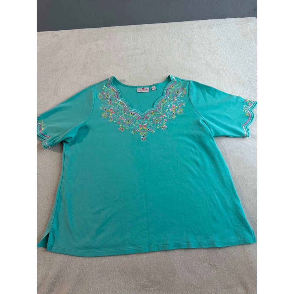 Quacker Factory Womens 1X Teal Embroidered Scalloped V-Neck Short Sleeve Shirt